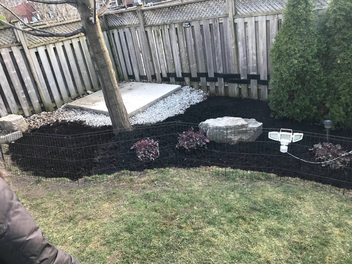 Garden bed with mulch, river rock and plantings